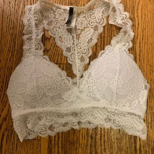 White lace bra-let